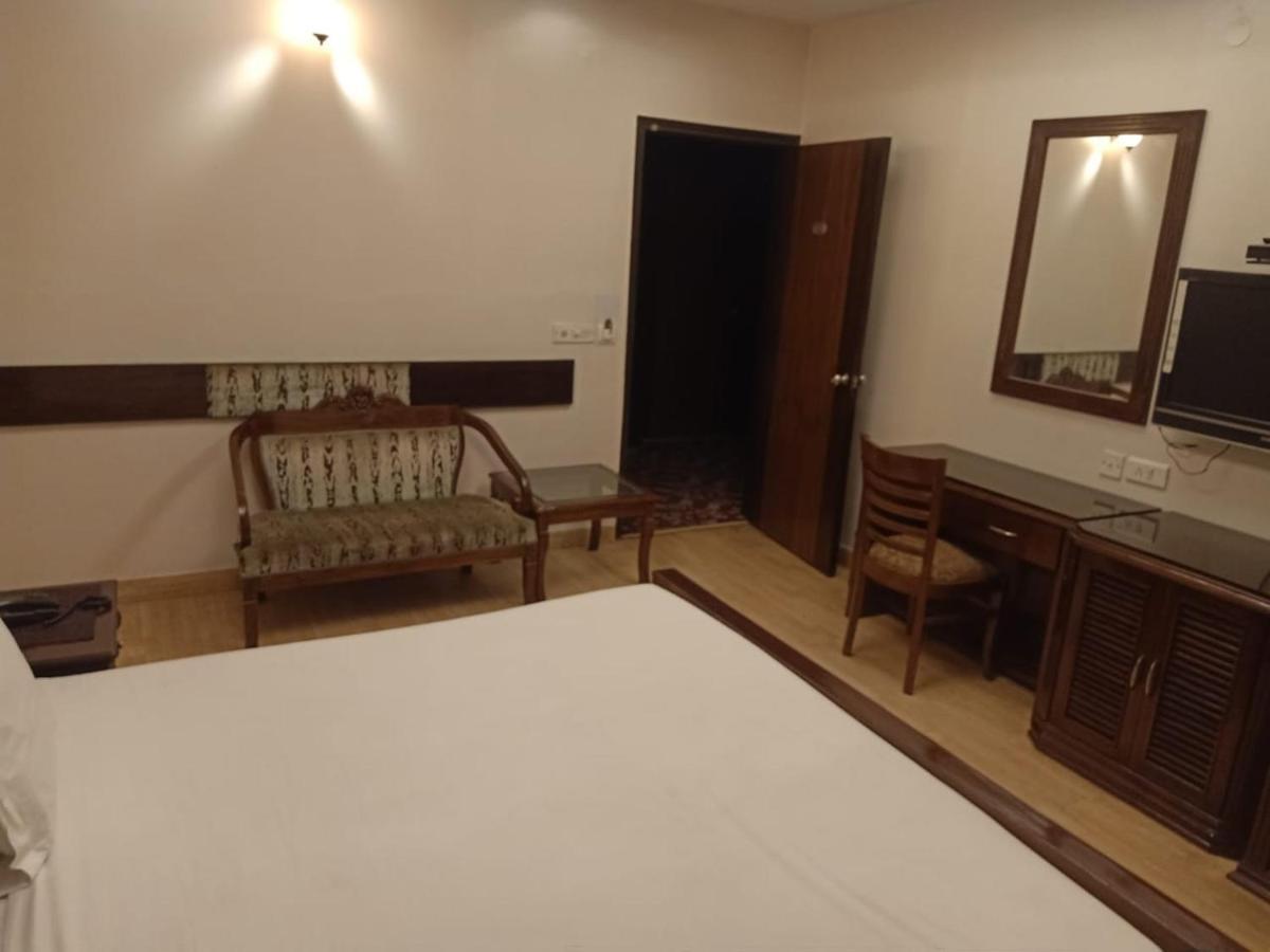 Hotel Clark Heights Nuova Delhi Esterno foto